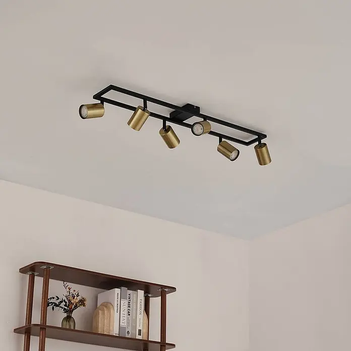 Lindby Deckenstrahler Bravius - schwarz, messing / gold, GU10 - Eine lineare Deckenleuchte mit schwarzem Rahmen und sechs goldfarbenen Strahlern.