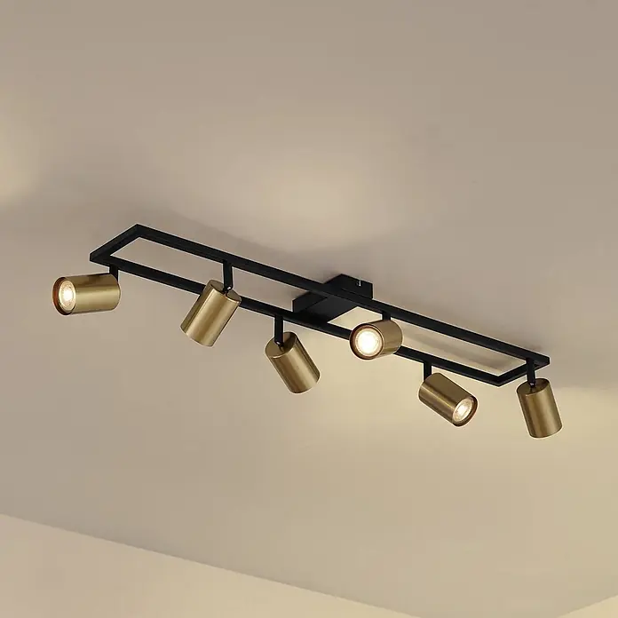 Lindby Deckenstrahler Bravius - schwarz, messing / gold, GU10 - Schwarze Deckenleuchte mit sechs messingfarbenen, verstellbaren Strahlern, teilweise beleuchtet.