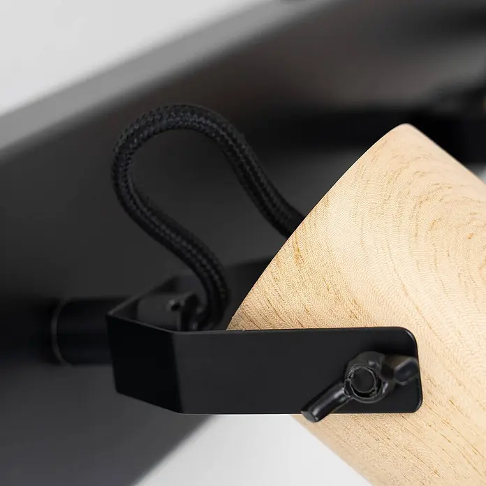 Lindby Deckenstrahler Bosko - schwarz, E14 - Detailaufnahme einer Lampenkomponente mit hellem Holzgehäuse, schwarzer Metallhalterung und geflochtenem Stromkabel.