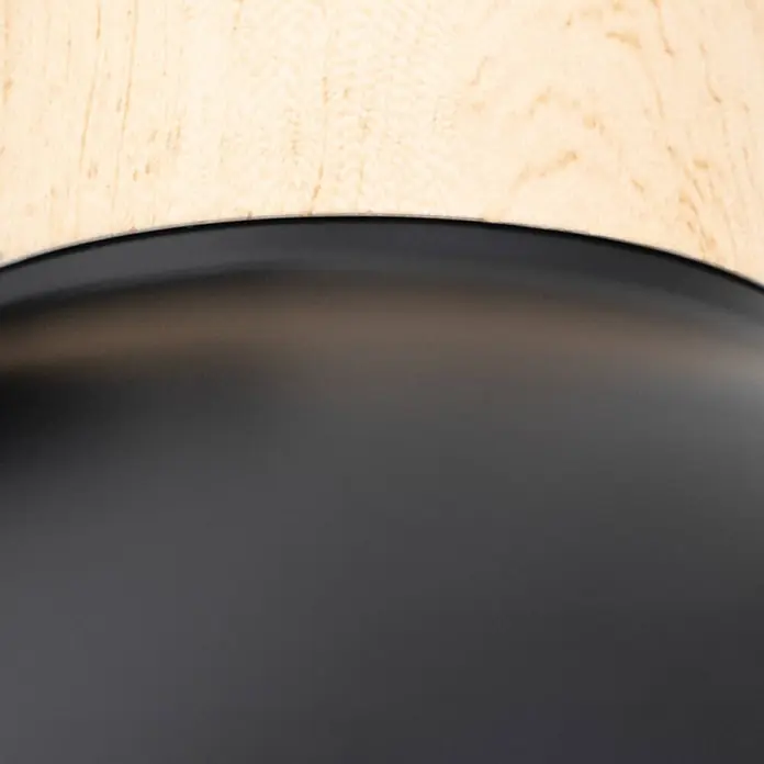 Lindby Deckenstrahler Bosko - schwarz, E14 - Matte schwarze Platte auf heller Holzoberfläche.