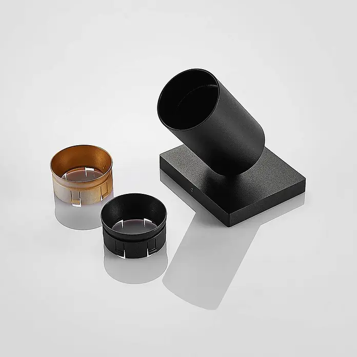 Arcchio Deckenstrahler Brinja - L x B x H: 12,5 x 11 x 9 cm, schwarz, schwarz, GU10 - Schwarzer zylindrischer Strahler auf rechteckigem Sockel, mit separaten runden Einsätzen in Messing und Schwarz mit Clips.