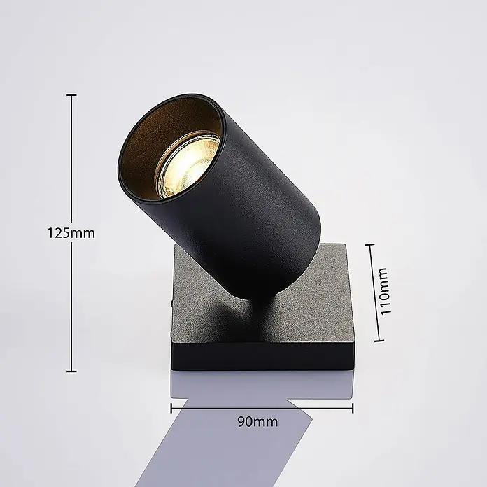 Arcchio Deckenstrahler Brinja - L x B x H: 12,5 x 11 x 9 cm, schwarz, schwarz, GU10 - Schwarzer verstellbarer zylindrischer Wandstrahler mit quadratischem Sockel (90mm) und warmweißer Birne. Höhe 125mm.