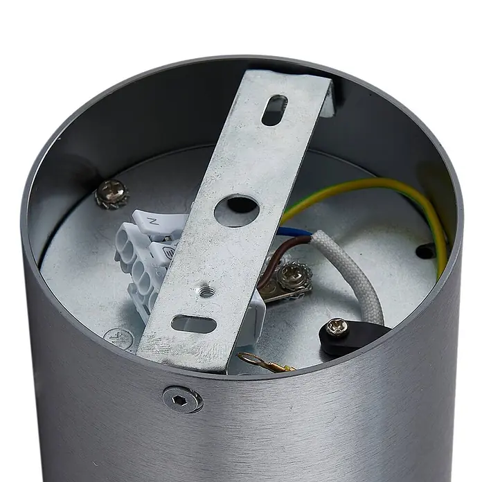 Arcchio Deckenstrahler Jolina - L x B x H: 9,65 x 9,65 x 12,5 cm, alu / grau / zink, GU10 - Innenansicht einer zylindrischen Leuchte aus gebürstetem Silber mit Montagebügel, weißem Steckverbinder und farbigen Anschlusskabeln.