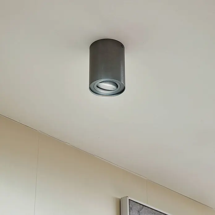 Arcchio Deckenstrahler Jolina - L x B x H: 9,65 x 9,65 x 12,5 cm, alu / grau / zink, GU10 - Grauer zylindrischer Deckenstrahler an Decke, leuchtet nach unten.