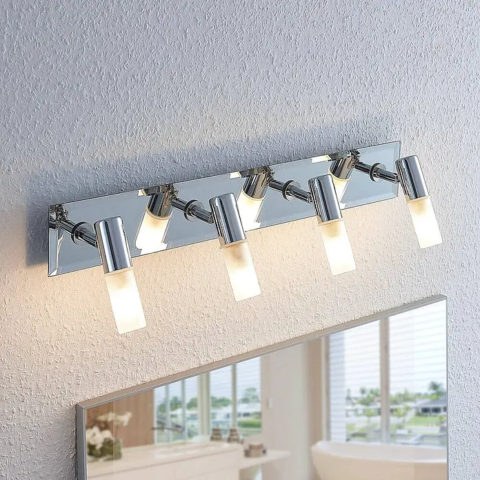 Lindby Deckenstrahler Zela - L x B x H: 53 x 13,5 x 11 cm, chrom / silber, G9 - Chromfarbene Badleuchte mit sechs verstellbaren Spots aus satiniertem Glas, über einem Spiegel an einer strukturierten Wand.
