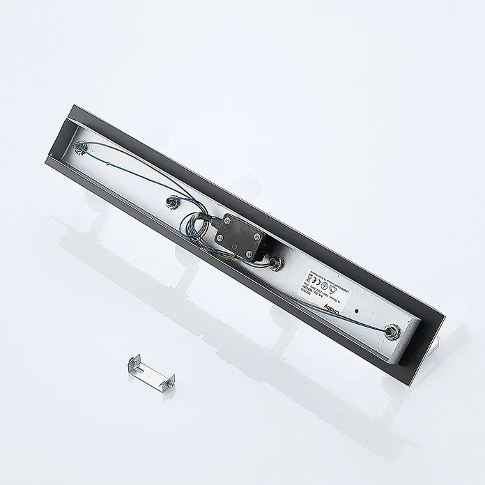Lindby Deckenstrahler Zela - L x B x H: 53 x 13,5 x 11 cm, chrom / silber, G9 - Rückansicht einer rechteckigen Metall-Leuchte mit interner Verkabelung, Anschlussdose, 4 Fassungen und separatem Montagebügel.