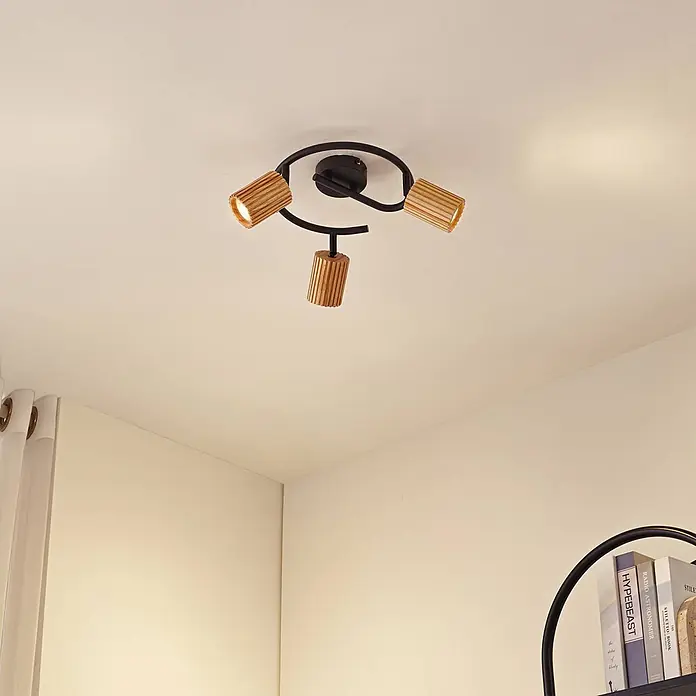 Lindby Deckenstrahler Stralino - L x B x H: 31 x 31 x 17,5 cm, Holz hell, GU10 - Schwarzer Deckenstrahler mit drei Holzschirmen. Die verstellbaren Spots spenden gezieltes Licht.