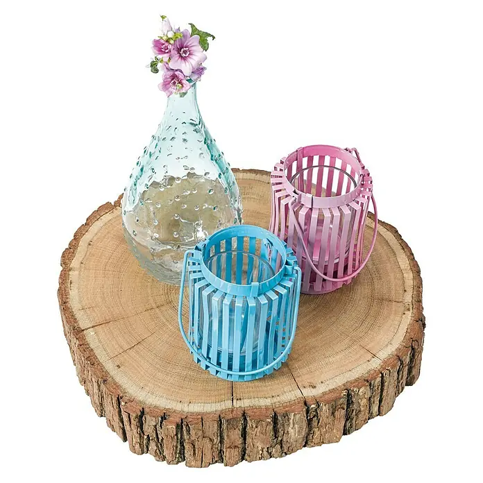 Exclusivholz Baumscheibe - Eiche, Unbehandelt, Durchmesser: 20 cm - 30 cm - Dekorative Szene mit einer klaren Vase mit Blumen und zwei bunten Laternen auf einem Baumstumpf, perfekt für eine gemütliche Atmosphäre.