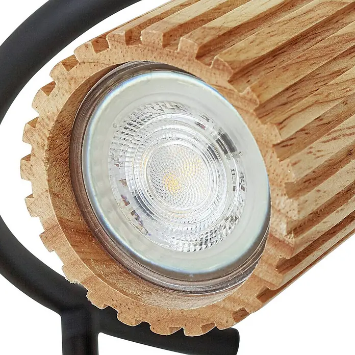Lindby Deckenstrahler Stralino - L x B x H: 31 x 31 x 17,5 cm, Holz hell, GU10 - Nahaufnahme einer Leuchte mit geripptem hellem Holzgehäuse und klarer LED-Birne, montiert auf einem schwarzen Metallrahmen.