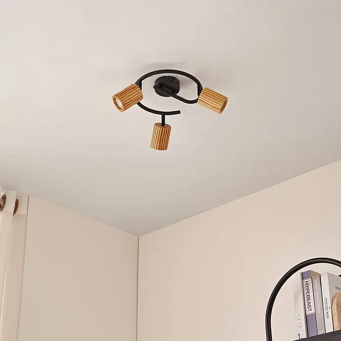 Lindby Deckenstrahler Stralino - L x B x H: 31 x 31 x 17,5 cm, Holz hell, GU10 - Dreistrahlige Deckenleuchte mit schwarzem Metallgestell und natürlichen Holzlamellenschirmen.