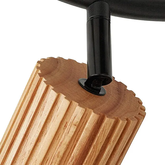 Lindby Deckenstrahler Stralino - L x B x H: 31 x 31 x 17,5 cm, Holz hell, GU10 - Nahaufnahme eines geriffelten Holzleuchtenelements, verbunden mit einem schwarzen Metallarm.
