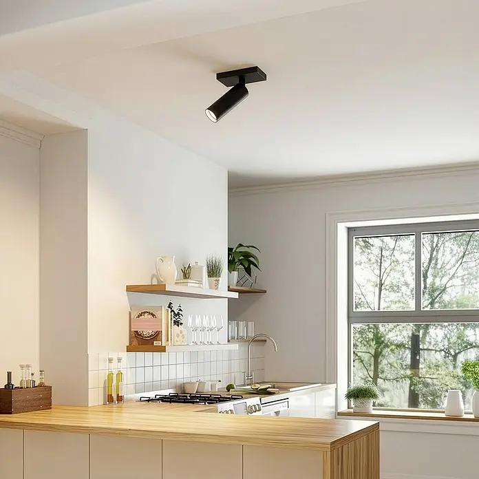 Arcchio Deckenstrahler Brinja Slim - schwarz, schwarz, GU10 - Schwarzer Deckenstrahler an einer weißen Decke in einer modernen Küche.