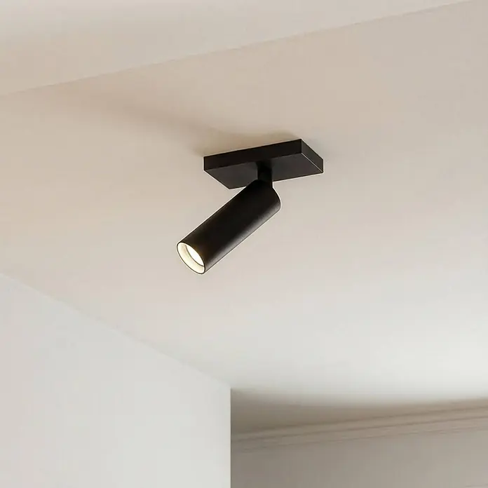 Arcchio Deckenstrahler Brinja Slim - schwarz, schwarz, GU10 - Schwarzer zylindrischer Deckenstrahler auf rechteckigem Sockel, warmes Licht ausstrahlend.