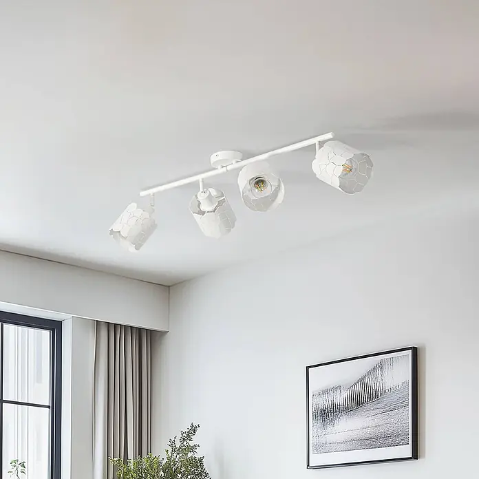 Lindby Deckenstrahler Aralena - L x B x H: 97 x 12 x 25 cm, weiß / opal, E27 - Weiße Deckenstrahlschiene mit vier verstellbaren Spotlights, in einem modernen Wohnraum installiert.