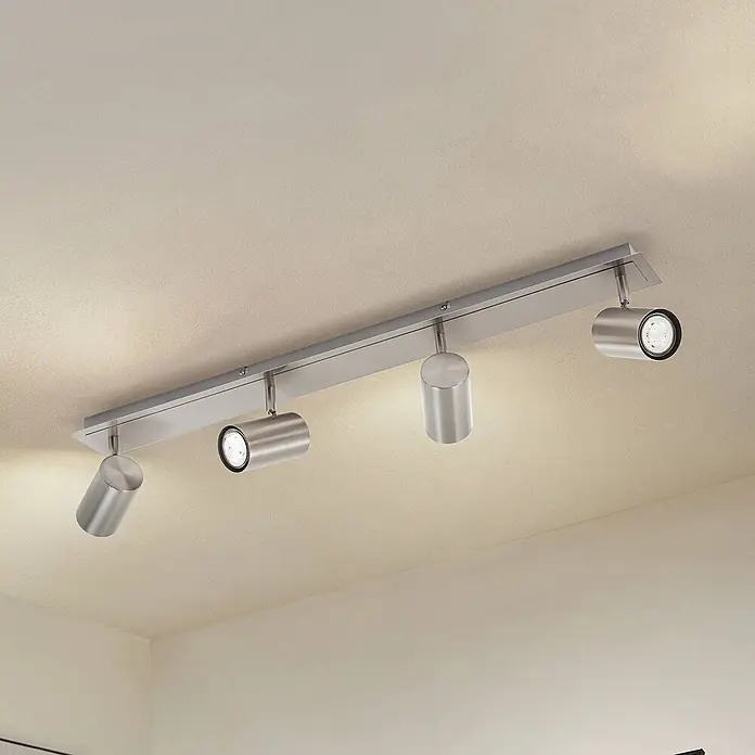 Lindby Deckenstrahler Joffrey - alu / grau / zink, alu / grau / zink, GU10 - Eine lineare Deckenleuchte aus gebürstetem Metall mit vier verstellbaren zylindrischen Strahlern, die warmes Licht abstrahlen.