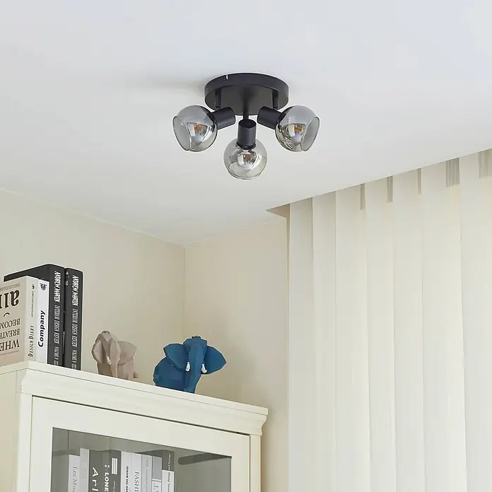 Lindby Deckenstrahler Hedvig - L x B x H: 35 x 35 x 13 cm, schwarz, alu / grau / zink, E14 - Schwarze Deckenleuchte mit drei rauchglasfarbenen, kugelförmigen Lampenschirmen an der Decke montiert.