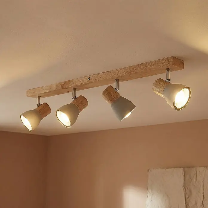Lindby Deckenstrahler Filiz - Holz hell, alu / grau / zink, E14 - Vierflammige Deckenleuchte mit Holzbalken und Strahlern in Holz, Hellbeige und Hellgrau, an der Decke montiert.