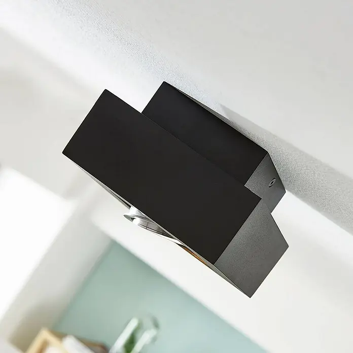 Arcchio Deckenstrahler Vince - schwarz, schwarz, GU10 - Schwarze Doppel-Deckenleuchte an weißer Decke, für Up-/Downlight in einem modernen Interieur.