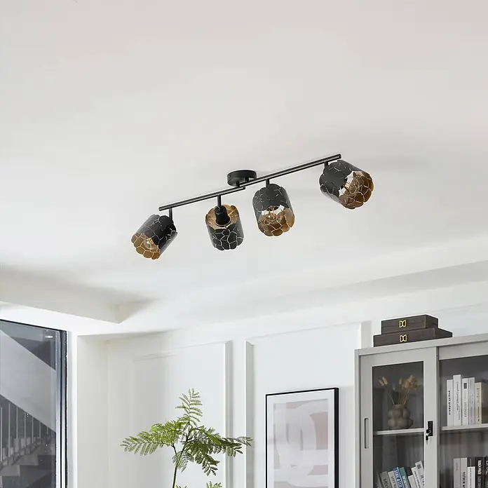Lindby Deckenstrahler Aralena - L x B x H: 97 x 12 x 25 cm, schwarz, schwarz, E27 - Schwarzer Deckenstrahler mit vier Lampenschirmen mit goldener Innenseite und schwarzem Muster.