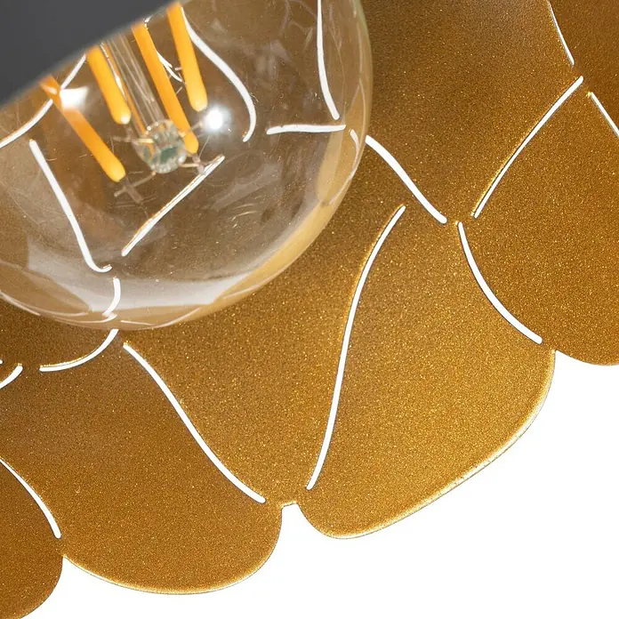 Lindby Deckenstrahler Aralena - L x B x H: 97 x 12 x 25 cm, schwarz, schwarz, E27 - Nahaufnahme einer LED-Leuchte mit sichtbarer Glühbirne und einem dekorativen, strukturierten goldenen Metallschirm mit blattartigen Ausschnitten.