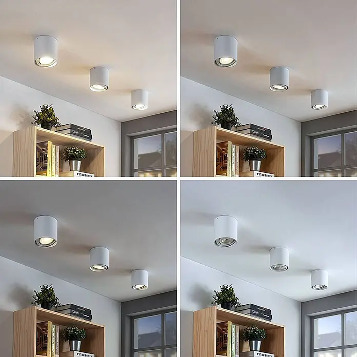 Arcchio Deckenstrahler Mabel - weiß / opal, weiß / opal, GU10 - Vier Ansichten eines weißen zylindrischen Deckenstrahlers mit verschiedenen Lichttemperaturen in einem modernen Raum mit Holzregal.