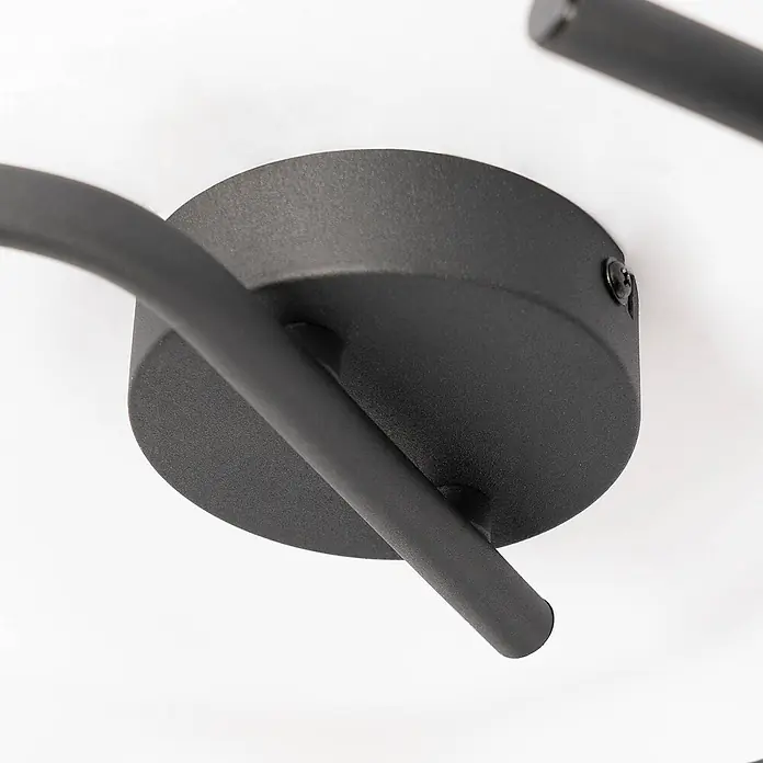 Lindby Deckenstrahler Lonnaris - L x B x H: 51,5 x 51,5 x 21 cm, schwarz, schwarz, E14 - Nahaufnahme einer schwarzen, strukturierten runden Leuchtenbasis mit zwei schwarzen Metallstäben.