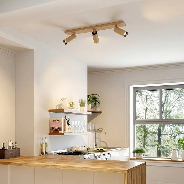 Arcchio Deckenstrahler Brinja Slim - braun / rost, braun / rost, GU10 - Deckenleuchte aus Holz mit drei beigen, verstellbaren Strahlern, die einen Küchentresen beleuchten.