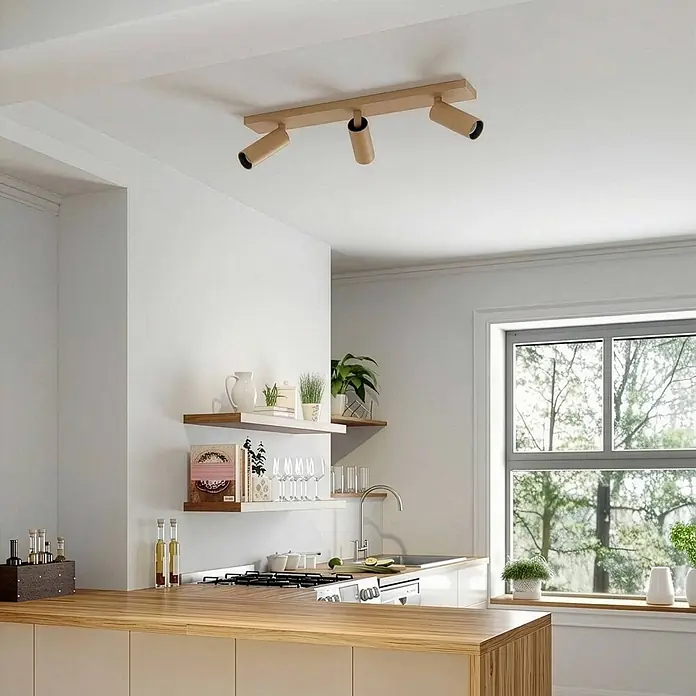 Arcchio Deckenstrahler Brinja Slim - braun / rost, braun / rost, GU10 - Deckenleuchte aus Holz mit drei Spots und beigefarbenen zylindrischen Lampen, die eine moderne Küche beleuchtet.