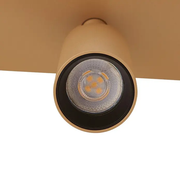 Arcchio Deckenstrahler Brinja Slim - braun / rost, braun / rost, GU10 - Beiger zylindrischer LED-Strahler mit schwarzem Ring, klarer Linse und warmweißen LEDs, auf beiger Oberfläche montiert.