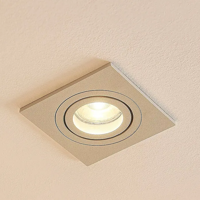 Arcchio Deckenstrahler Sophia - weiß / opal, GU10 - Quadratischer Einbaustrahler in warmgrau, strukturiert, in eine Decke integriert mit eingeschaltetem Licht.
