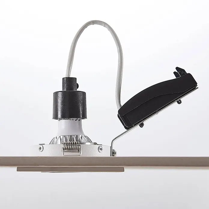 Arcchio Deckenstrahler Sophia - weiß / opal, GU10 - Weiße Einbauleuchte mit grauem Textilkabel, das mit einem schwarzen LED-Treiber verbunden ist, installiert.