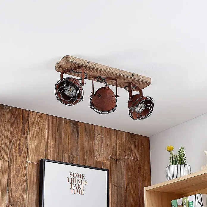 Lindby Deckenstrahler Farovi - Holz dunkel, braun / rost, GU10 - Deckenleuchte im Industriestil mit Holzsockel und drei rostfarbenen Metallstrahlern mit Schutzgittern.