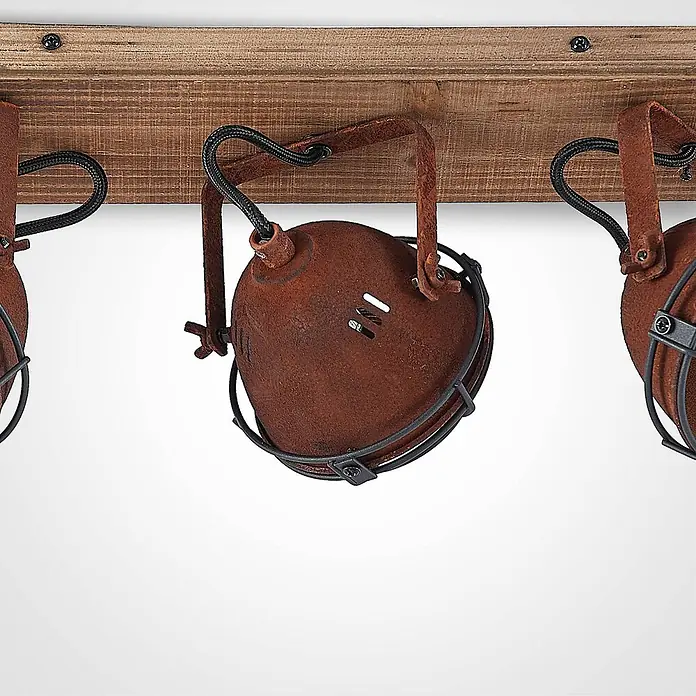 Lindby Deckenstrahler Farovi - Holz dunkel, braun / rost, GU10 - Rustikale Deckenleuchte mit drei verwitterten braunen Metallstrahlern, schwarzen Käfigen und Kabeln, an einem Holzbalken montiert.