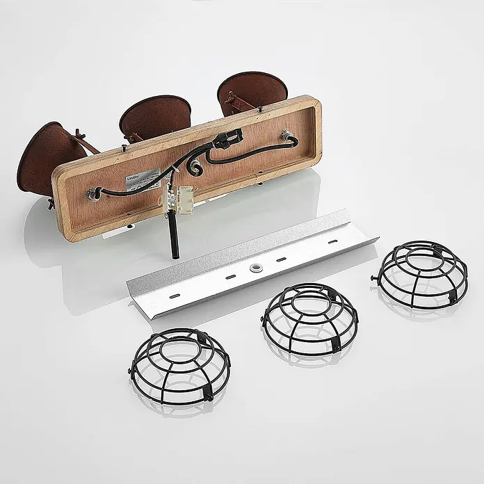 Lindby Deckenstrahler Farovi - Holz dunkel, braun / rost, GU10 - Zerlegte Dreifach-Spotleuchte mit Holzbasis, braunen Metallschirmen, Montagehalterung und drei schwarzen Drahtkäfigen.