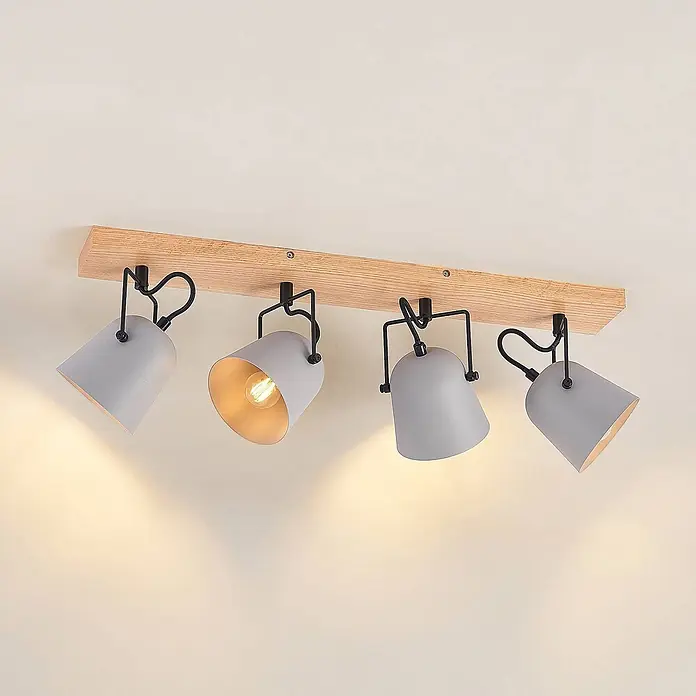 Lindby Deckenstrahler Adalin - Holz hell, alu / grau / zink, E14 - Schienenleuchte aus Holz mit vier verstellbaren grauen Metallstrahlern, einer beleuchtet.
