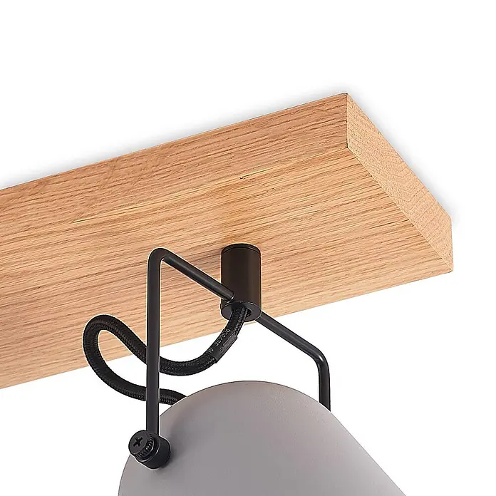 Lindby Deckenstrahler Adalin - Holz hell, alu / grau / zink, E14 - Deckenlampe mit grauem Schirm, schwarzem Metallgestell und Textilkabel, montiert an einem hellen Holzbalken.