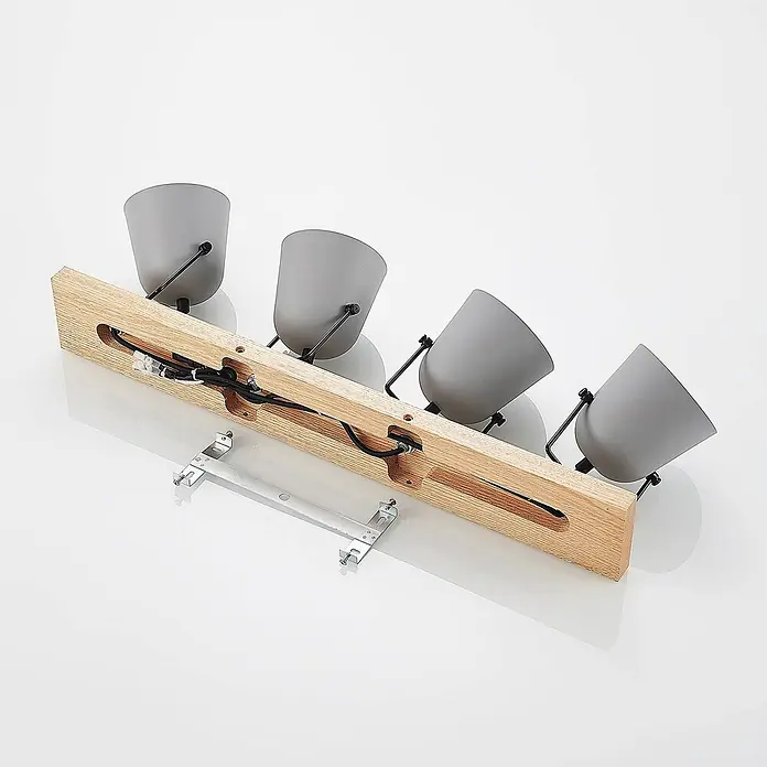 Lindby Deckenstrahler Adalin - Holz hell, alu / grau / zink, E14 - Vier graue Strahler auf einer hellen Holzleiste mit sichtbarer Verkabelung und Metallhalterung.