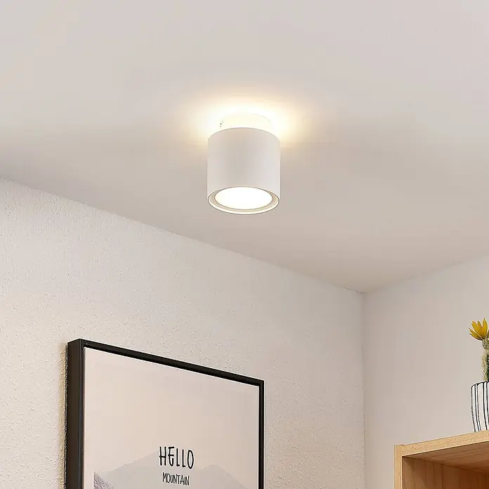 Arcchio Deckenstrahler Walisa - weiß / opal, weiß / opal, GU10 - Weiße zylindrische Deckenleuchte an einer hellen Decke, die warmes Licht nach unten und oben abgibt.