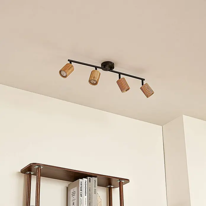Lindby Deckenstrahler Stralino - L x B x H: 60,5 x 9 x 18 cm, Holz hell, GU10 - Vierflammiger Deckenspot mit schwarzer Schiene und zylindrischen Schirmen aus Naturholz.