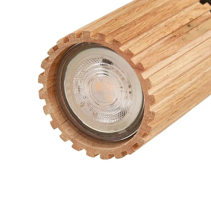 Lindby Deckenstrahler Stralino - L x B x H: 60,5 x 9 x 18 cm, Holz hell, GU10 - Nahaufnahme einer zylindrischen Leuchte aus Naturholz mit sichtbarem LED-Spotlicht.