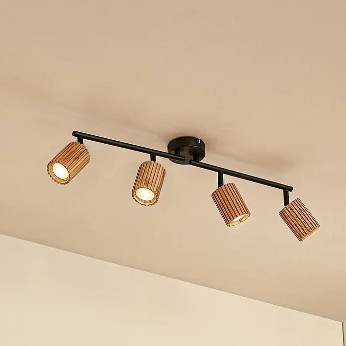 Lindby Deckenstrahler Stralino - L x B x H: 60,5 x 9 x 18 cm, Holz hell, GU10 - Schwarze Deckenleuchte mit vier verstellbaren Strahlern, jeder mit einem Schirm aus Naturholzlamellen.