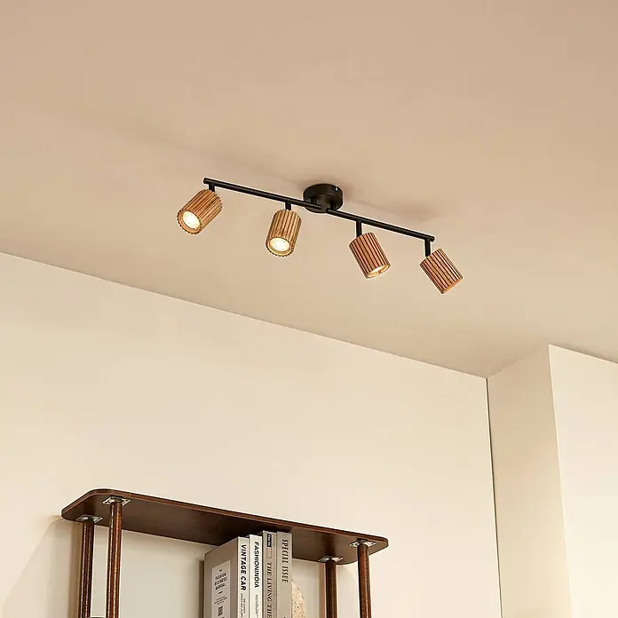 Lindby Deckenstrahler Stralino - L x B x H: 60,5 x 9 x 18 cm, Holz hell, GU10 - Schwarze Deckenleuchte mit Schiene und vier Strahlern mit Holzlamellen.