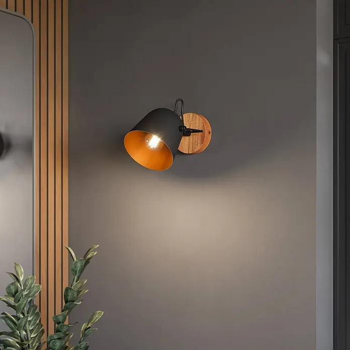 Lindby Deckenstrahler Adalin - L x B x H: 12 x 12 x 15,7 cm, Holz dunkel, schwarz, E14 - Schwarze Wandleuchte mit goldener Innenseite und Holzfuß, strahlt warmes Licht an eine Wand.
