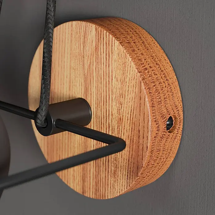 Lindby Deckenstrahler Adalin - L x B x H: 12 x 12 x 15,7 cm, Holz dunkel, schwarz, E14 - Detail einer Wandleuchte: runde Eichenbasis, schwarze Metallhalterung und geflochtenes Textilkabel.