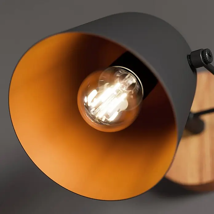 Lindby Deckenstrahler Adalin - L x B x H: 12 x 12 x 15,7 cm, Holz dunkel, schwarz, E14 - Schwarzer Lampenschirm mit orangefarbener Innenseite und heller Glühfadenlampe auf Holzhalterung.