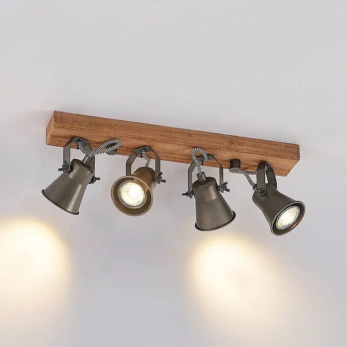 Lindby Deckenstrahler Grandesa - Holz dunkel, schwarz, GU10 - Deckenleuchte mit vier antikfarbenen Messing-Spots auf Holzbalken, die warmes Licht abstrahlen.