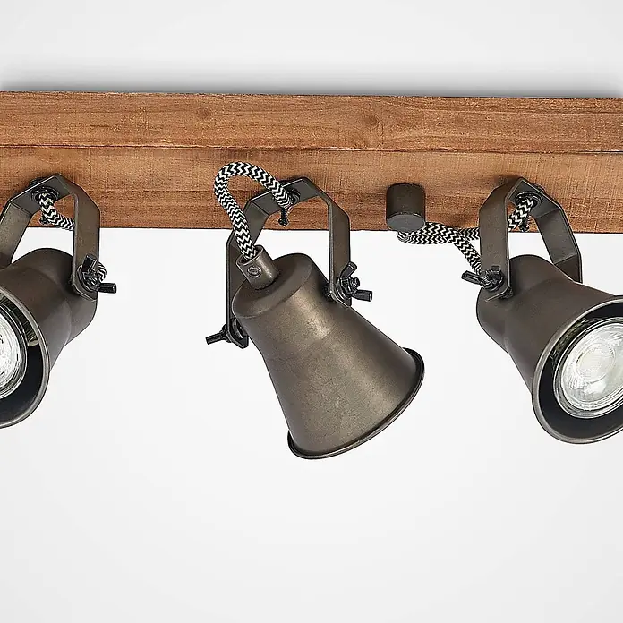 Lindby Deckenstrahler Grandesa - Holz dunkel, schwarz, GU10 - Drei dunkle Metallstrahler mit geflochtenen Kabeln auf einem rustikalen Holzbalken montiert.