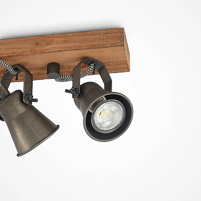 Lindby Deckenstrahler Grandesa - Holz dunkel, schwarz, GU10 - Zwei dunkelbraune Strahler mit Zickzack-Stoffkabeln, montiert auf einem rustikalen Holzbalken.
