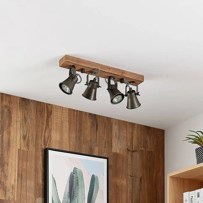 Lindby Deckenstrahler Grandesa - Holz dunkel, schwarz, GU10 - Deckenleuchte mit vier dunklen Strahlern auf einem rustikalen Holzbrett.