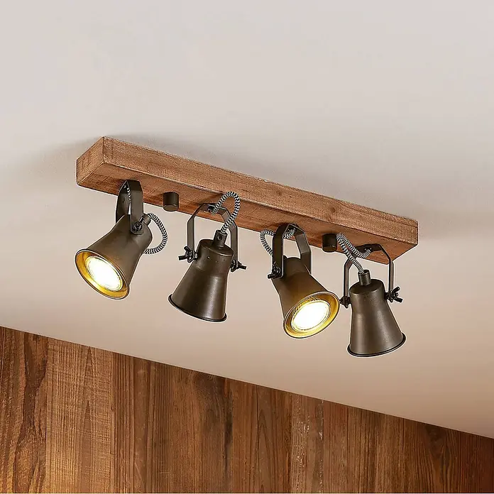 Lindby Deckenstrahler Grandesa - Holz dunkel, schwarz, GU10 - Deckenstrahler mit vier dunklen Metalllampen auf einem Holzbrett, zwei leuchtend, mit geflochtenen Kabeln.